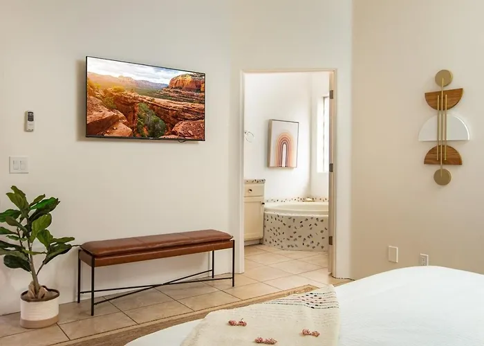 Enchanted Adobe Hideaway Whot Tub & Giant Chess *